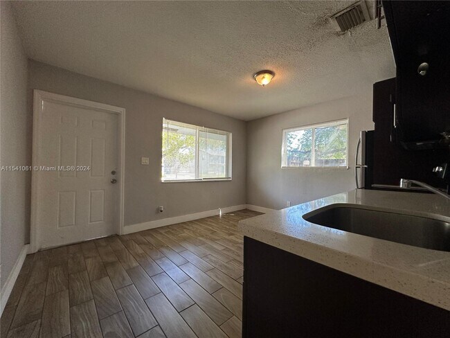 Foto del edificio - 647 NW 3rd Ave