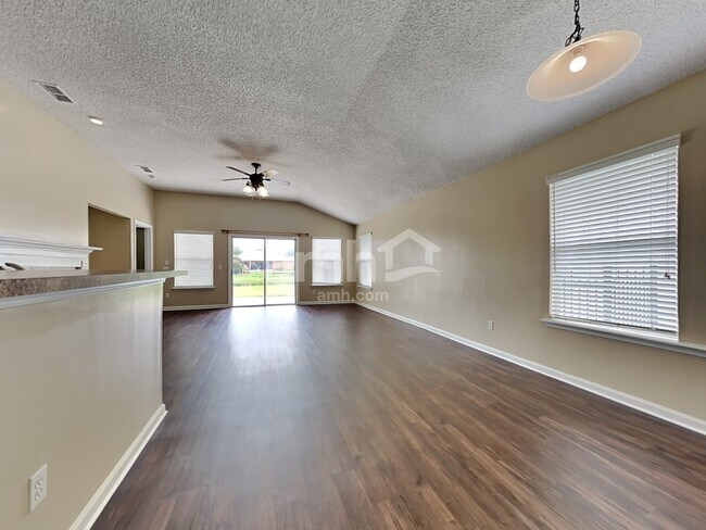 Building Photo - 13958 Devan Lee Dr N