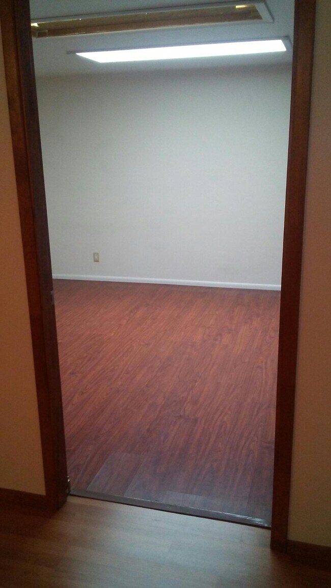 Lrg office/nursery off the Master w/skylights - 2805 Willow Creek Rd