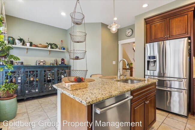 Building Photo - 3 br, 3.5 bath House - 2735 Linden Lane