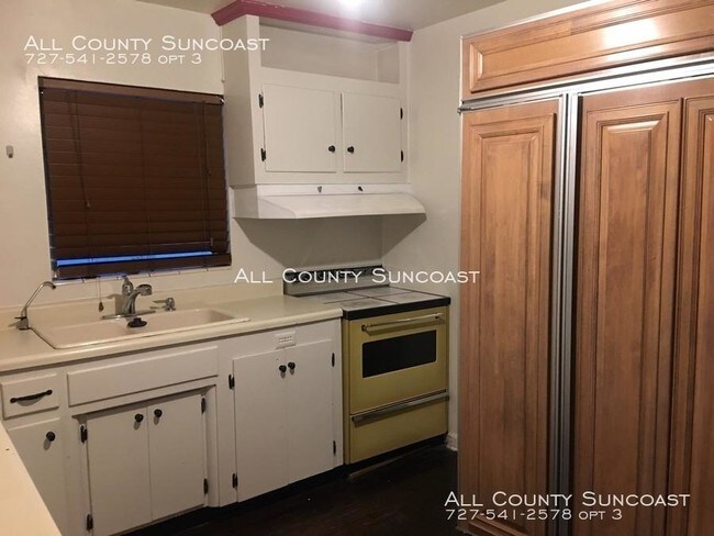 Building Photo - 4 bedroom in St Petersburg FL 33710