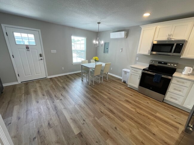 Building Photo - 8681 Rio Vista Dr