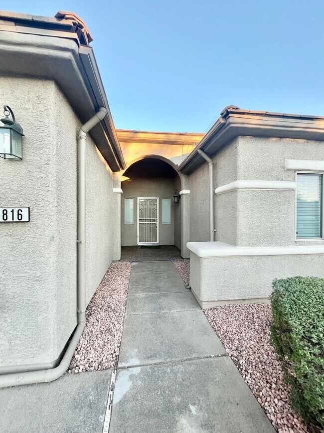 Foto del edificio - 2470 sq ft, remodeled single story, hard to find 5 bed, 2.5 bath, 2 car garage in guard gated Sta...