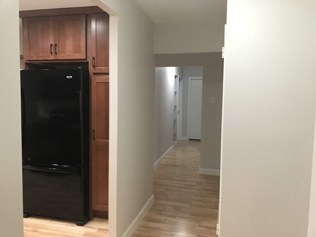 Foto del edificio - PATIO LEVEL CONDO COMPLETELY RENOVATED WIT...