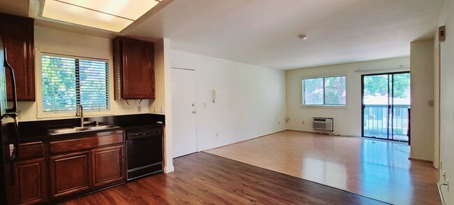 Building Photo - 4444 Avocado St