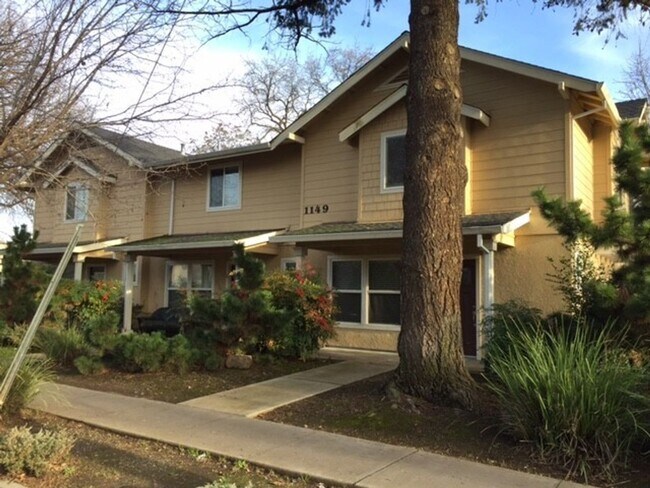 Building Photo - 1149 W 3rd St