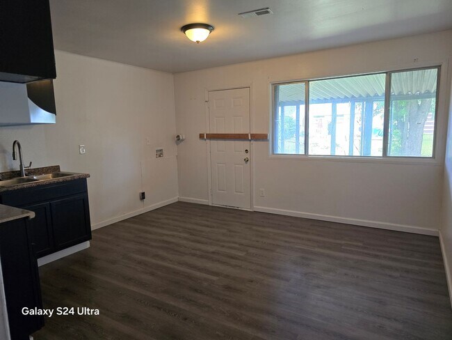 Foto del edificio - 1143 St Rose Ln