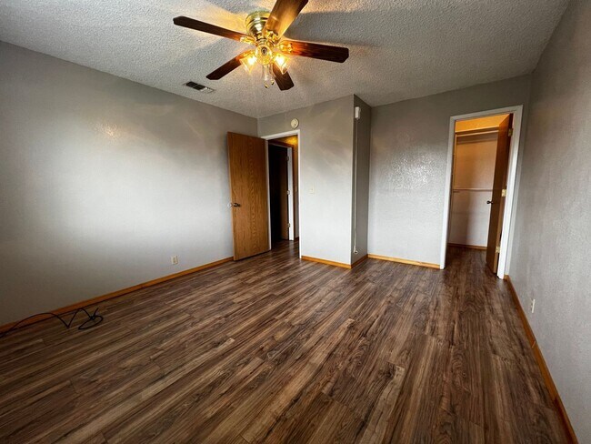 Building Photo - 3 Bedroom 1 bath Large Backyard