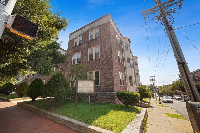 Building Photo - 802 N Adams St
