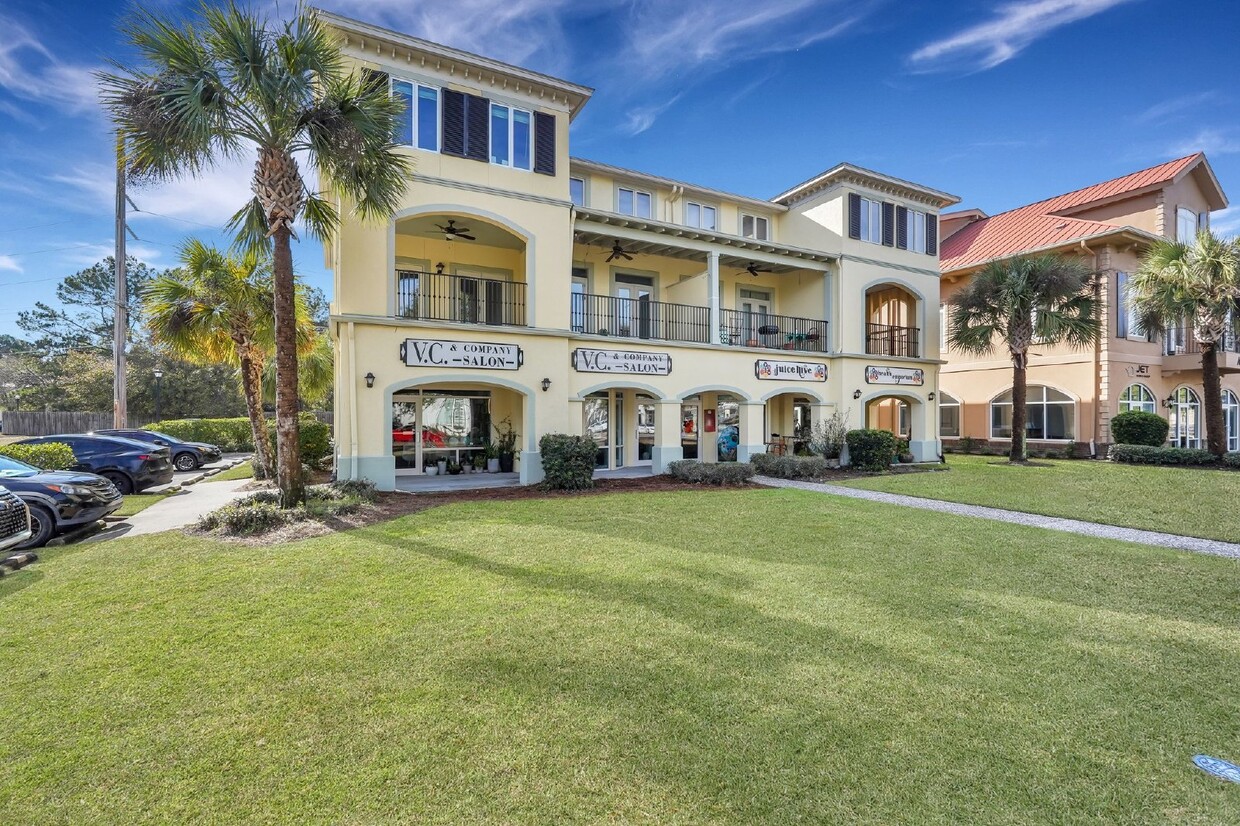 Foto principal - "Elegant 2-Bedroom Condo in Bluffton Villa...