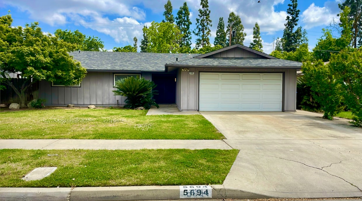 Foto principal - $2,100 Cedar & Bullard, 3 Bedroom Home - N...
