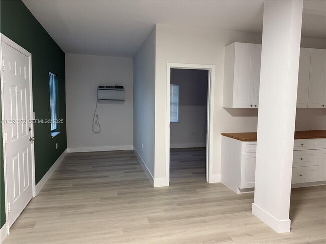 Foto del edificio - 7611 Harding Ave