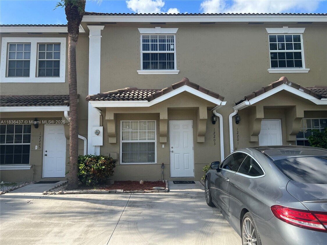 Foto principal - 12203 SW 6th St