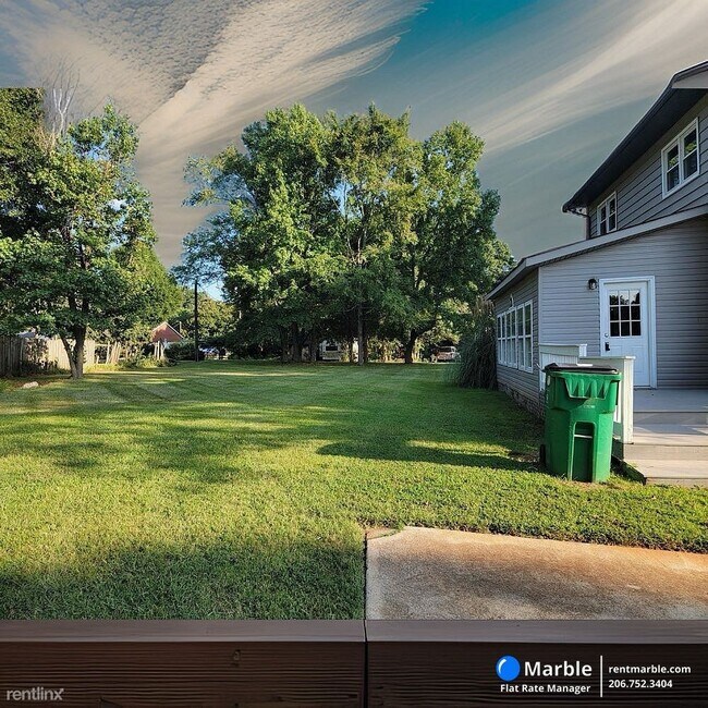 Foto del edificio - 5 br, 3 bath House - 2000 Oakdale Rd