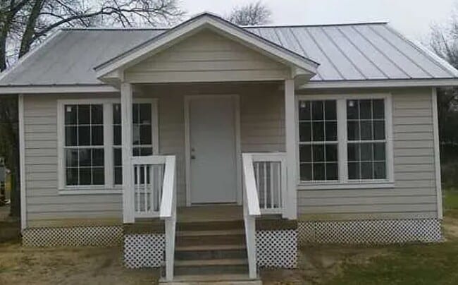 Building Photo - 704 Leonard Dr