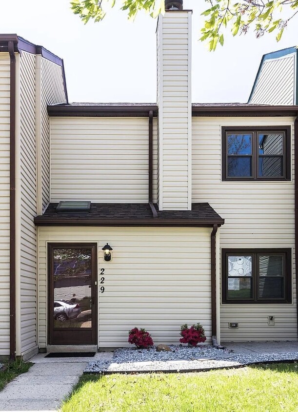 Primary Photo - 2 bedroom, 1.5 bath town home in Green Valley