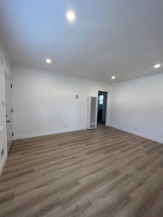 Building Photo - 8606-8610 1/2 Beverlywood St.