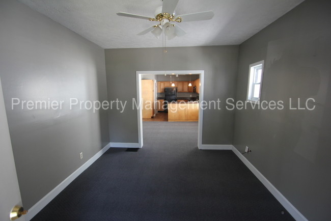 Building Photo - 2 bedroom close to UofL Campus
