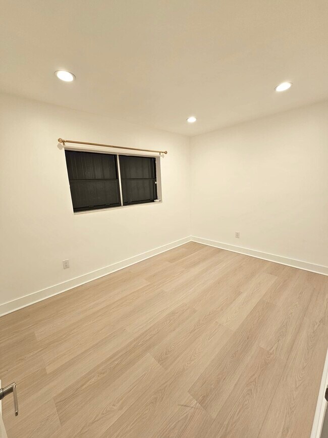 Foto del edificio - 580 NE 172nd St