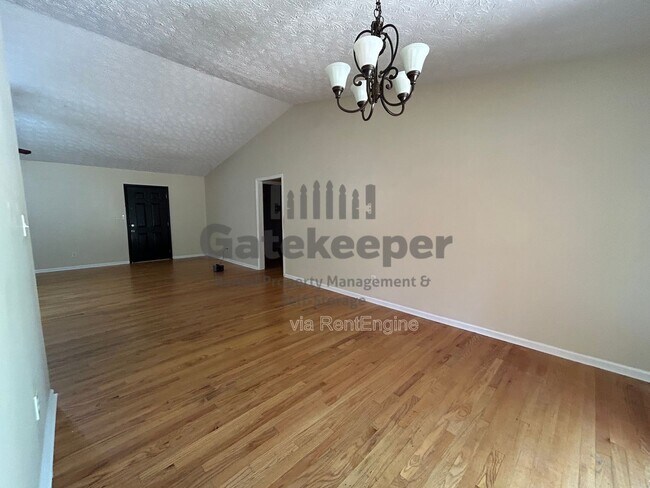 Foto del edificio - 468 Davis Rd