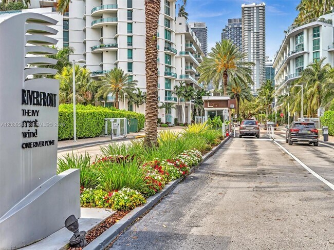 Foto del edificio - 350 S Miami Ave