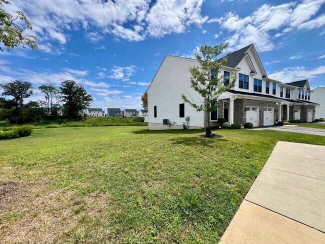 Building Photo - Gorgeous 3-Bedroom Townhome with Garage in...