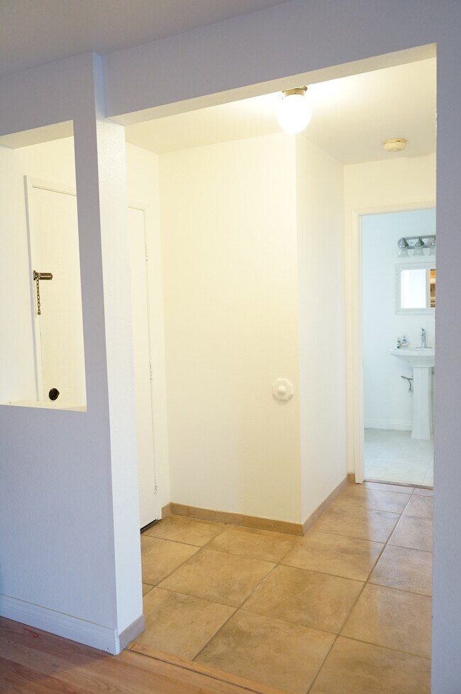 Building Photo - 901 Golden Springs Dr