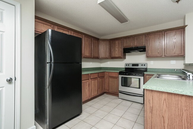 Building Photo - 305 Village Dr