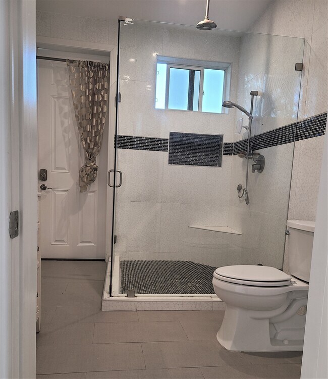 Foto del edificio - 15555 High Knoll Rd