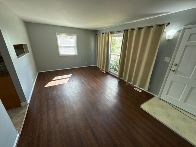 Building Photo - NW 3 bedroom  1 Bath home with 1 stall gar...