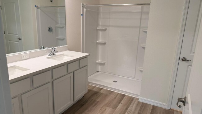 Foto del edificio - 8407 Clearway Dr