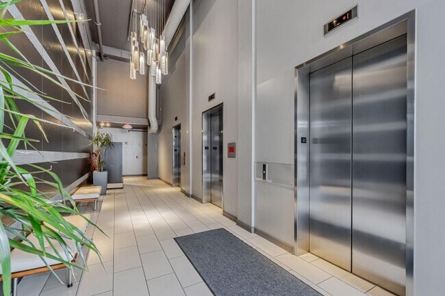 Foto del edificio - 645 W 9th St