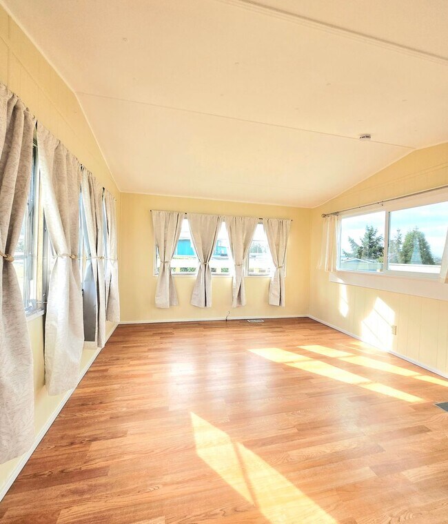 Foto del edificio - 2 Bed, 1 Bath - Move-In Ready in Cape George with Water Glimpses For Rent!