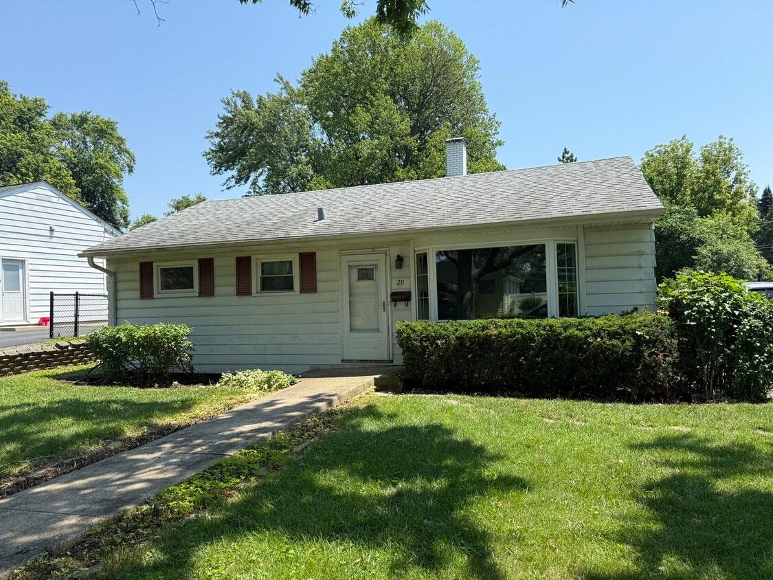 Primary Photo - 29 Roslyn Rd