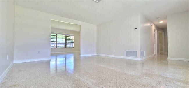 Building Photo - 2449 Edgewater Dr