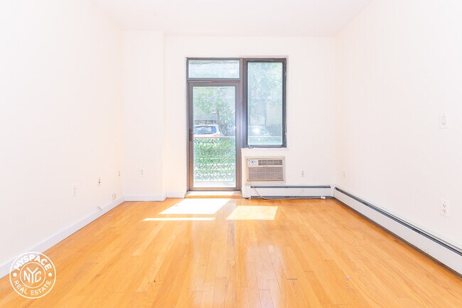 Foto del edificio - 924 Metropolitan Ave