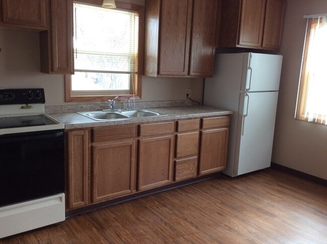 Building Photo - 11 4th St E