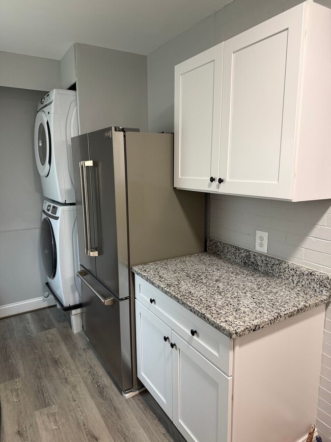 Building Photo - 716 E 23rd St