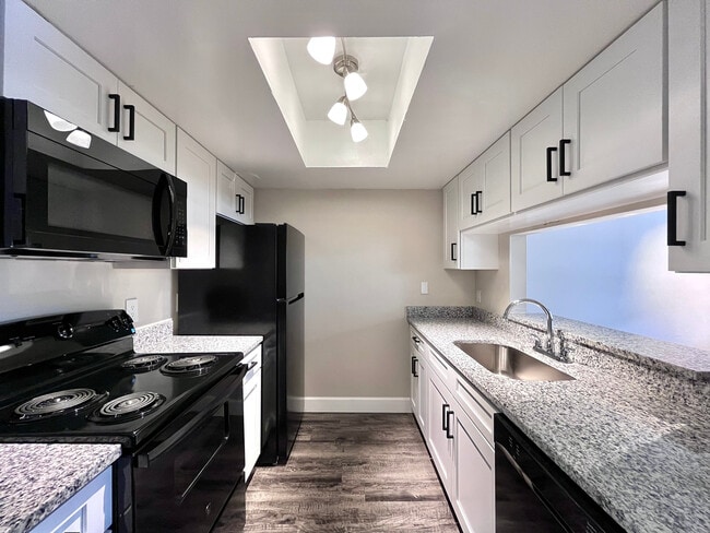 Experience the elegance of a contemporary kitchen, perfect for culinary creativity. - Inertio Apartments