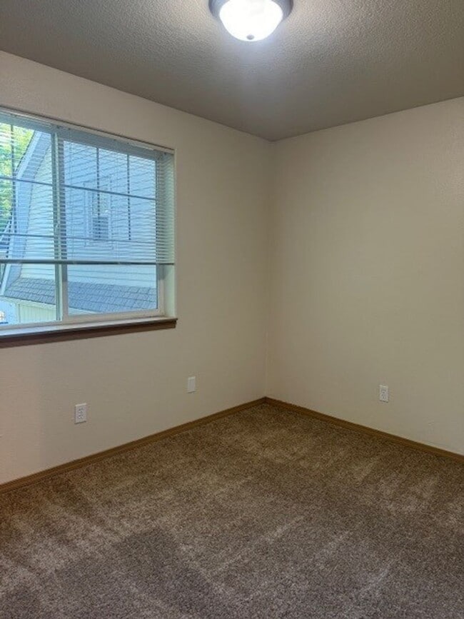 Building Photo - FREE MONTH OF RENT - 3x1.5 House on Browning