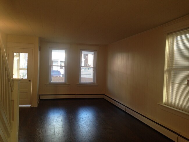 Foto del edificio - Great Home! Spacious and Updated! Wood Flooring! New Window! Eat-in-Kitchen! Yard!