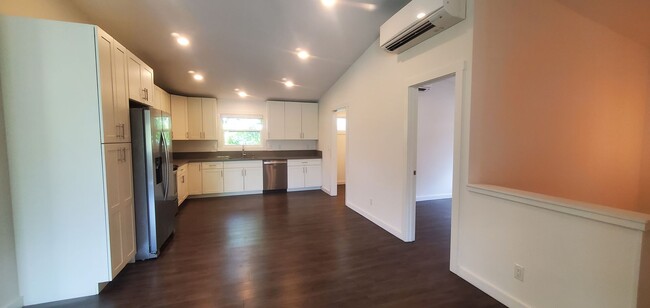 Building Photo - 4 bed, 3 bath with den, upstairs unit in K...