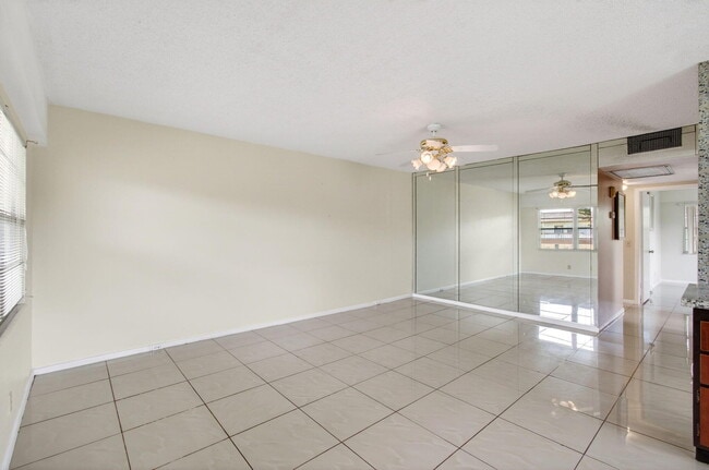 Building Photo - 116 Mansfield C