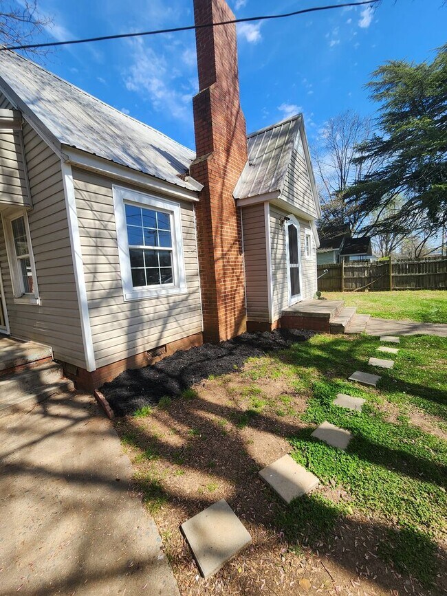 Foto del edificio - Now Available!