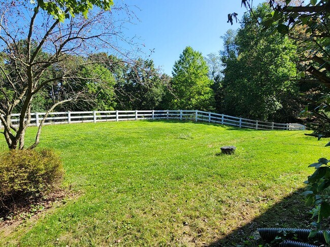 Building Photo - 607 Holly Ct