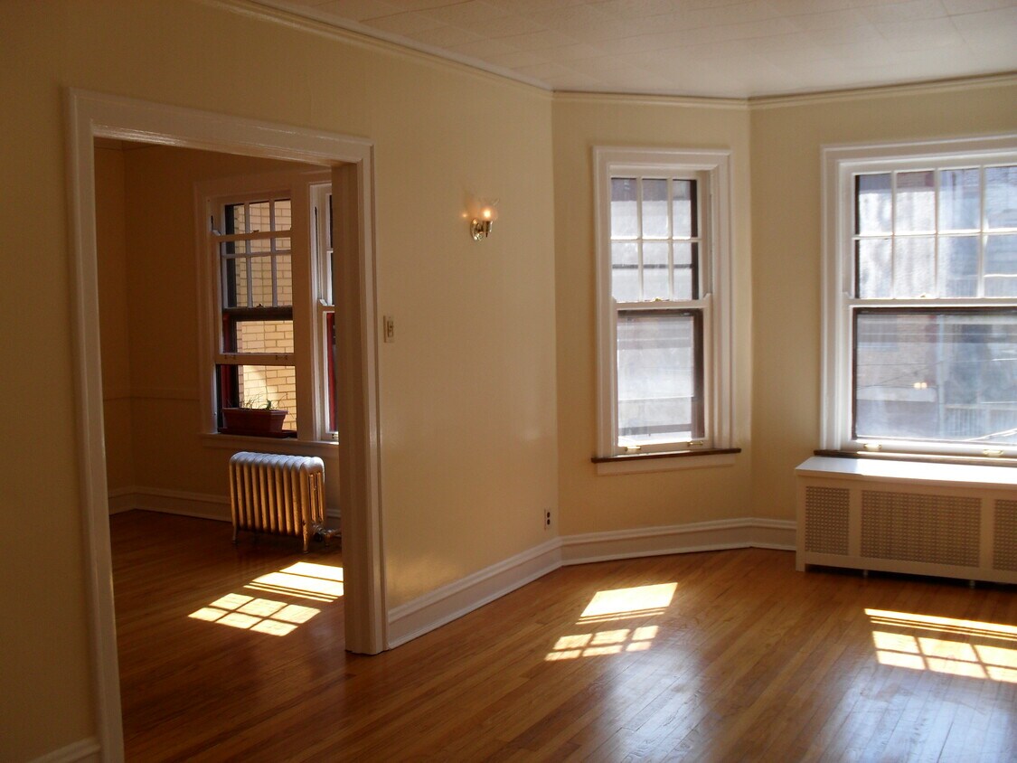 livingroom - 5717 N Winthrop Ave