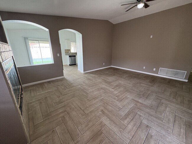 Foto del edificio - Great eastside location four bedrooms