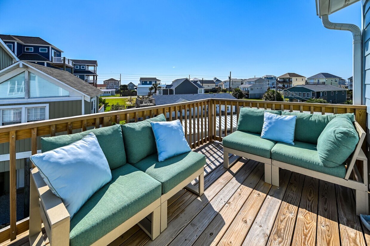 Primary Photo - GORGEOUS FULLY FURNISHED UNIT