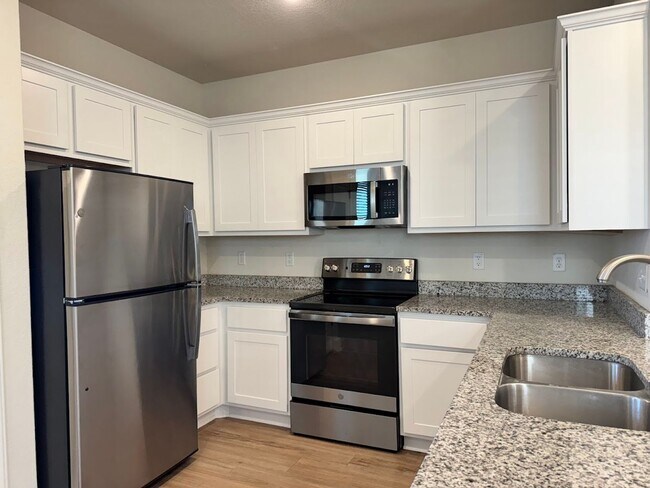 Foto del edificio - PRICE REDUCED...All hard wood floors and r...