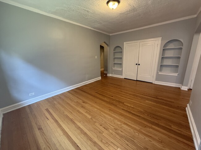 Building Photo - 5248 S Drexel Ave